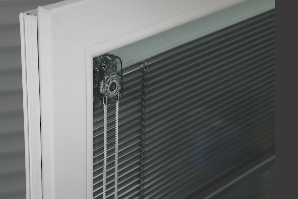 Massima privacy con i sistemi oscuranti per la finestra del bagno